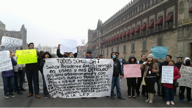 Extrabajadores del SAT vuelven a manifestarse en Palacio Nacional. Noticias en tiempo real