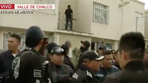 Armados con palos y tubos, vecinos de Valle de Chalco buscan a presunto feminicida de Camila. Noticias en tiempo real