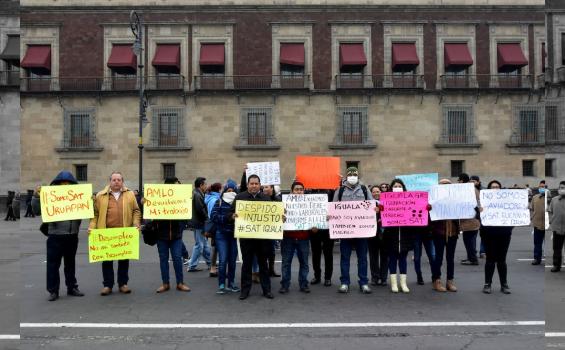 Extrabajadores de SAT se manifiestan en Palacio Nacional. Noticias en tiempo real