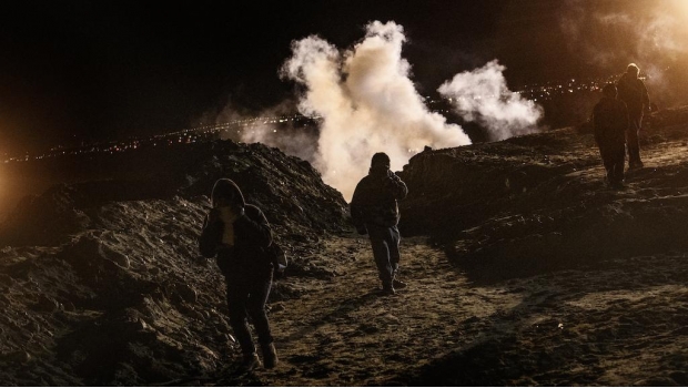 México investiga lanzamiento de gas lacrimógeno a migrantes en Tijuana. Noticias en tiempo real