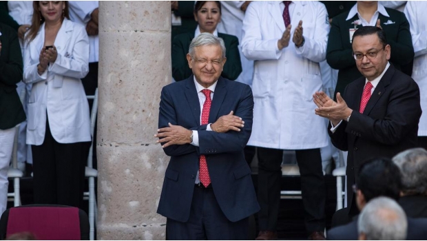 Reciben a AMLO decenas de manifestaciones y quejas contra Corral Reciben a AMLO decenas de manifestaciones y quejas contra Corral