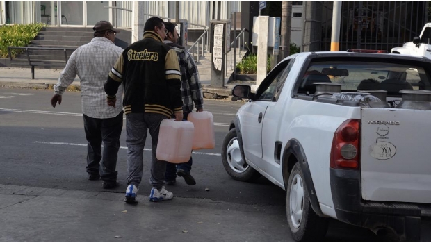 Suministro de combustible avanza en estados afectados: Pemex