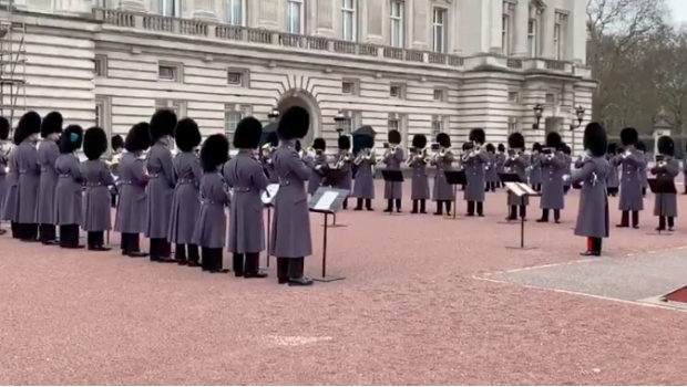 Guardia del Palacio de Buckingham toca Bohemian Rhapsody tras triunfo en los Globos de Oro. Noticias en tiempo real