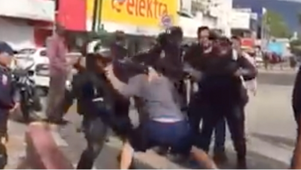 Policías se lían a golpes con ciudadanos para rescatar de linchamiento a ladrón (VIDEO). Noticias en tiempo real