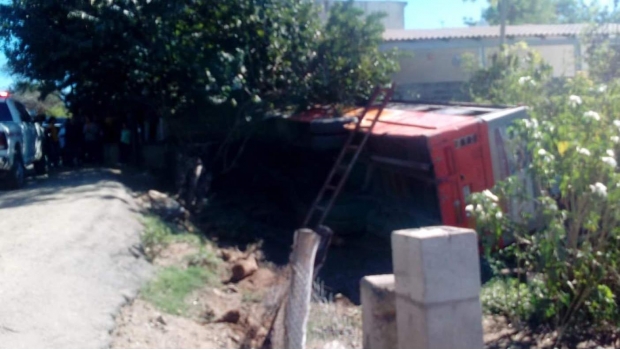 Vuelca camión de pasajeros en Culiacán, hay varios lesionados. Noticias en tiempo real