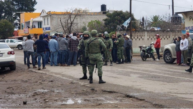 Amenazan con linchar a 3 militares en Hidalgo tras operativo contra huachicoleros. Noticias en tiempo real