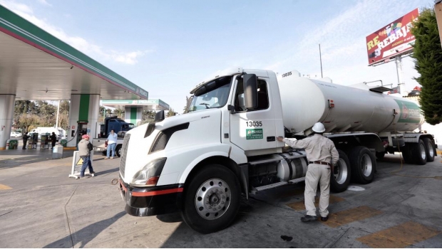 Reportan robo de pipa de Pemex con 25 mil litros en Guanajuato. Noticias en tiempo real