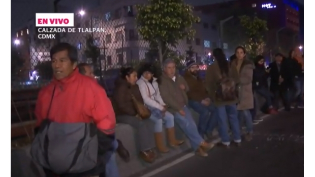 Damnificados de sismo bloquean Calzada de Tlalpan; exigen hablar con Sheinbaum. Noticias en tiempo real