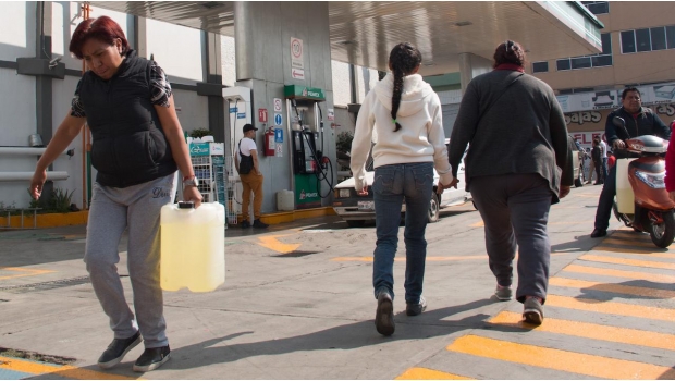 Prohíbe Metro ingreso con bidones de gasolina. Noticias en tiempo real