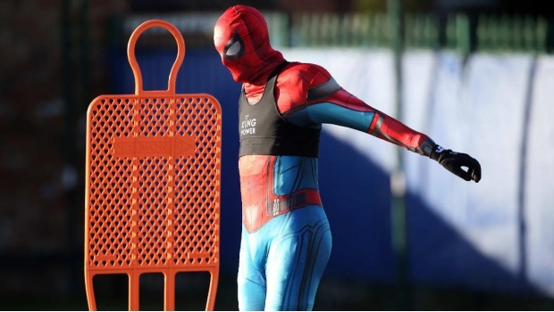 ‘Spider-Man’ irrumpe en entrenamiento del Leicester City (VIDEO). Noticias en tiempo real
