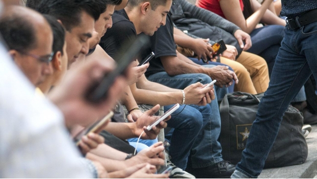 Aumentan dolencias físicas en jóvenes por uso excesivo del celular. Noticias en tiempo real