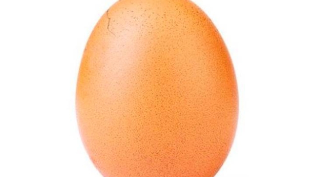 El huevo más famoso del mundo tiene una grieta. Noticias en tiempo real