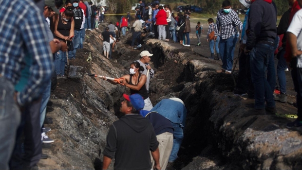 Tlahuelilpan: Con palos, sus manos y palas, pobladores buscan restos de familiares. Noticias en tiempo real
