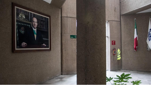 Retiran retrato de Calderón de la sede nacional del PAN. Noticias en tiempo real