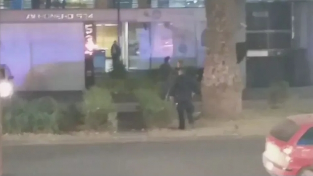 Hombre hiere con cuchillo a policía y amenaza a otros (VIDEO). Noticias en tiempo real