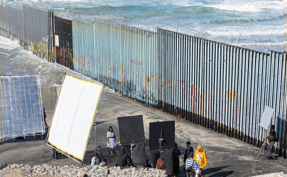Protagoniza Yalitza Aparicio sesión en muro fronterizo. Noticias en tiempo real