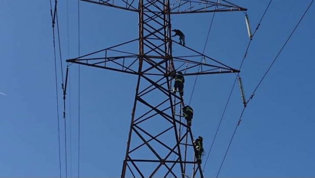 Hombre escala torre eléctrica en Iztapalapa. Noticias en tiempo real