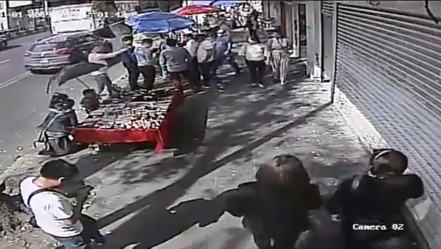 VIDEO: Captan asalto en grupo frente a Metro San Antonio Abad. Noticias en tiempo real