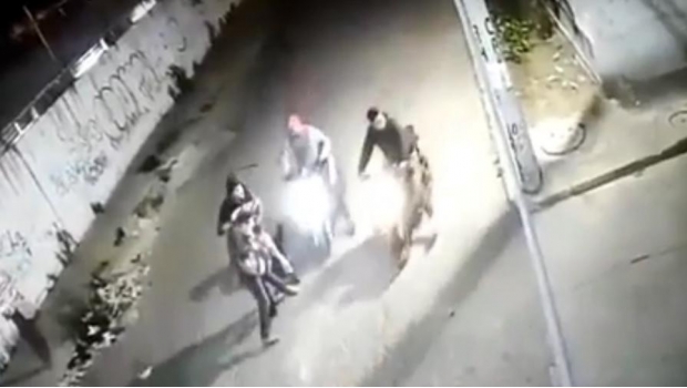 Asaltantes persiguen y roban a mujer en Ecatepec (VIDEO). Noticias en tiempo real