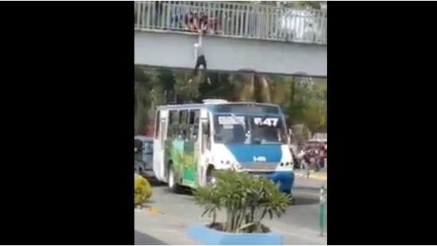 Chofer de microbús salva a mujer que pretendía arrojarse de puente (VIDEO). Noticias en tiempo real