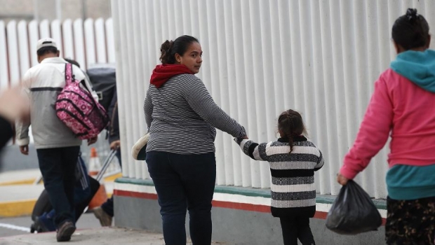 Fotógrafos que cubren caravana migrante denuncian acoso de autoridades de EU y Tijuana. Noticias en tiempo real