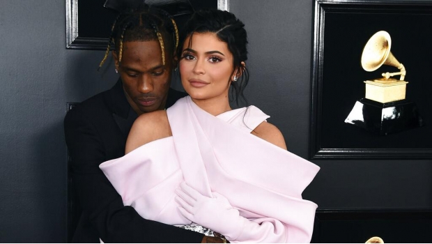 Con abultado atuendo, Kylie Jenner acompaña a Travis Scott a los Grammy. Noticias en tiempo real
