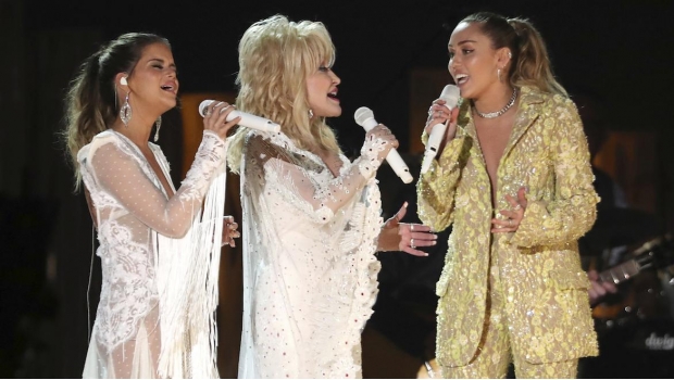 Rinden emotivo homenaje a Dolly Parton en los Grammy. Noticias en tiempo real
