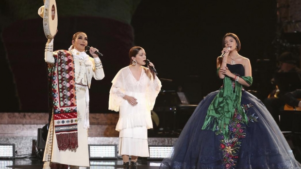 Aída Cuevas, Ángela Aguilar y Natalia Lafourcade brillan en los Grammy (VIDEO). Noticias en tiempo real