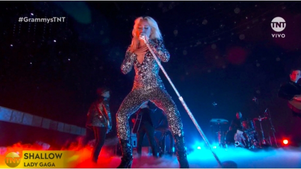 Lady Gaga realiza extraña y apasionada actuación en los Grammy. Noticias en tiempo real