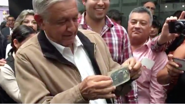 En la política, la suerte cuenta mucho: AMLO al mostrar sus amuletos (VIDEO). Noticias en tiempo real
