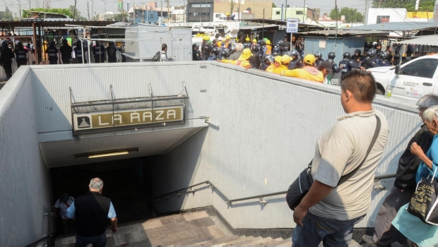 Balean a dos policías afuera de metro La Raza. Noticias en tiempo real