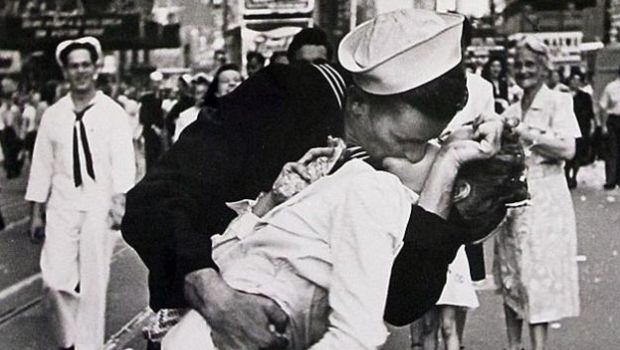 El amor pierde a un héroe: Muere marinero que besó a una enfermera en icónica foto. Noticias en tiempo real