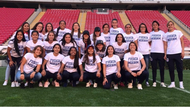 Jugadoras de Chivas lucen playeras en apoyo a Miriam García. Noticias en tiempo real