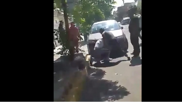 Padre de familia lleva a sus hijos para golpear a alumno de secundaria en Iztapalapa (VIDEO). Noticias en tiempo real