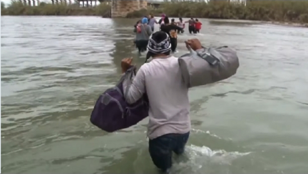 Migrantes desalojados de albergue en Piedras Negras ingresan a EU cruzando el Río Bravo. Noticias en tiempo real