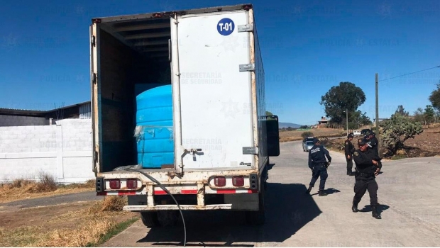Aseguran 3 camiones que transportaban 10 mil litros de huachicol en Edomex. Noticias en tiempo real