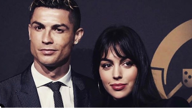 Georgina Rodríguez comparte foto de sus hijos apoyando a  Cristiano Ronaldo. Noticias en tiempo real