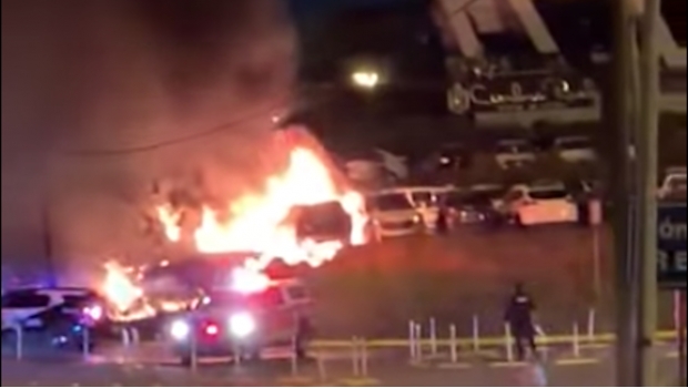 Presunto ataque con bomba molotov deja autos incendiados en agencia automotriz de NL. Noticias en tiempo real