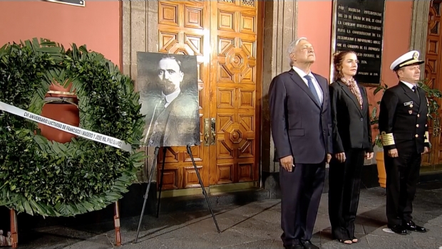 Encabezan AMLO y Beatriz Gutiérrez guardia de honor por aniversario luctuoso de Madero y Pino Suárez. Noticias en tiempo real