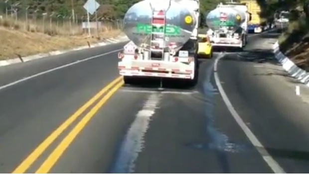 Captan a pipas de Pemex tirando combustible por la carretera. Noticias en tiempo real