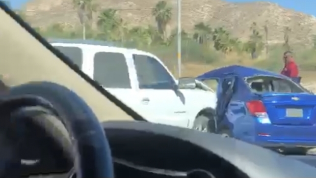 En Los Cabos taxista cierra paso a UBER y ocasiona accidente (VIDEO). Noticias en tiempo real