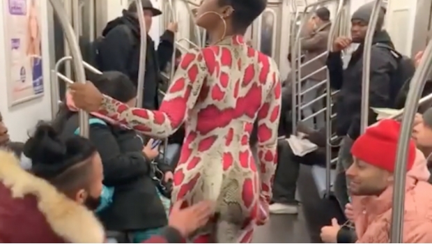 Así de descarado se vio él al acosar a una mujer en el Metro (VIDEO). Noticias en tiempo real