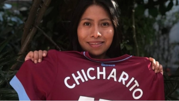 Yalitza presume playera autografiada por ‘Chicharito’. Noticias en tiempo real