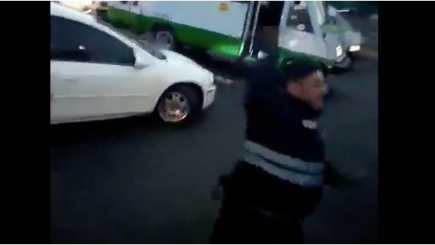 Policía agrede a conductor luego de que presuntamente se negó a darle "mordida" (VIDEO). Noticias en tiempo real