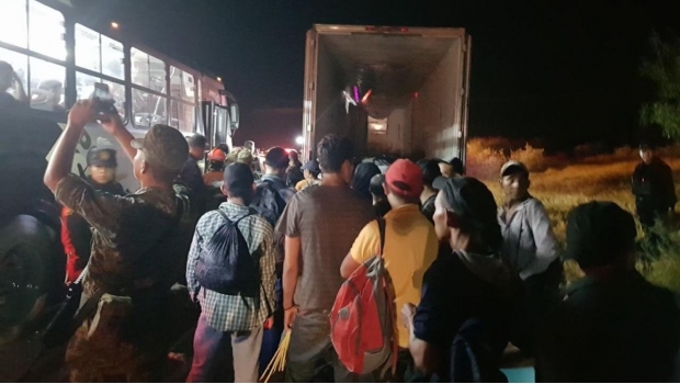 Rescatan a 74 migrantes centroamericanos secuestrados en Apodaca. Noticias en tiempo real