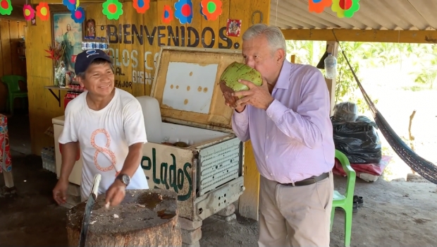 VIDEO: Disfruta AMLO agüita de coco en carretera Manzanillo - Colima. Noticias en tiempo real