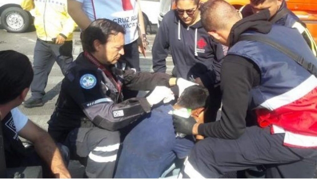 Atropella ambulancia del IMSS a joven y en la misma se lo llevan a hospital. Noticias en tiempo real
