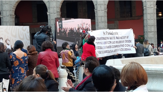 Mujeres de ONGs  protestan con manta durante encuentro con AMLO. Noticias en tiempo real