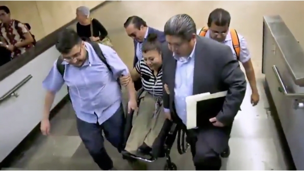 Adultos mayores y discapacitados, los más afectados por inhabilitación de escaleras en el Metro. Noticias en tiempo real