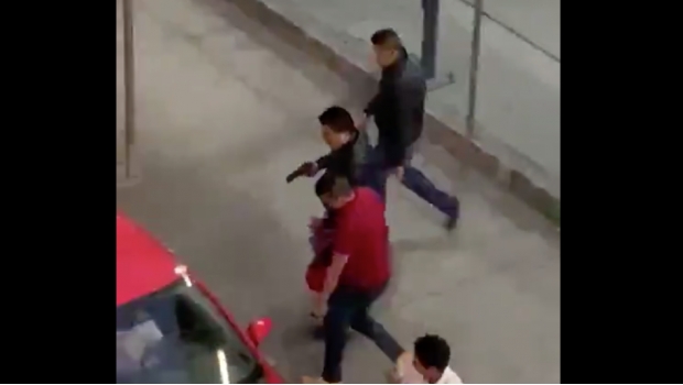 VIDEO: Captan asalto fuera de estación Tultitlán del Suburbano. Noticias en tiempo real